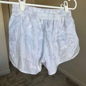 Lululemon white patterned hotty hot low rise shorts 2.5”